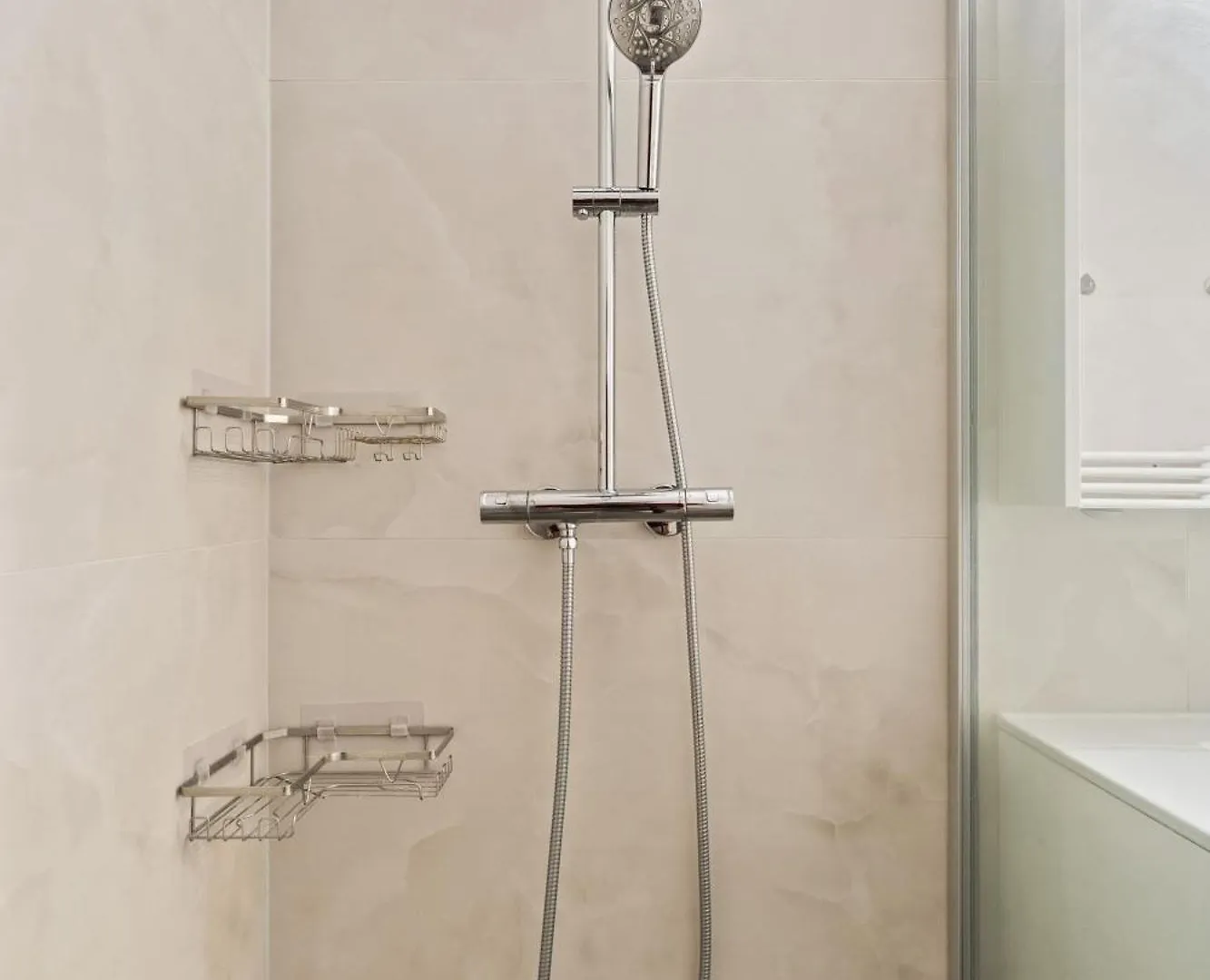 A Stylish Retreat In Esch Urban Landscapeアパートメント エシュ＝シュル＝アルゼット